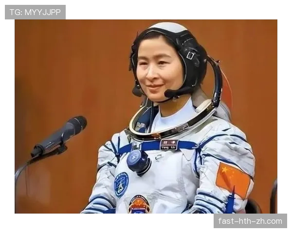 刷到刘洋最新街拍，那件大衣像把季度奖金披在身上，我默默把钱包锁了