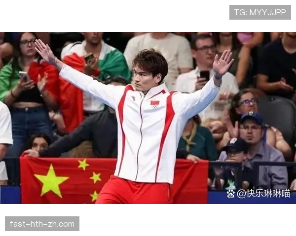 徐嘉余训练间隙居然刷起了奢侈品牌，泳池边的样子谁敢跟普通打工人比？