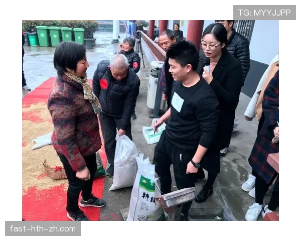 王燊超今天又穿着运动服，路边买菜的样子居然比赛场上接地气多了！